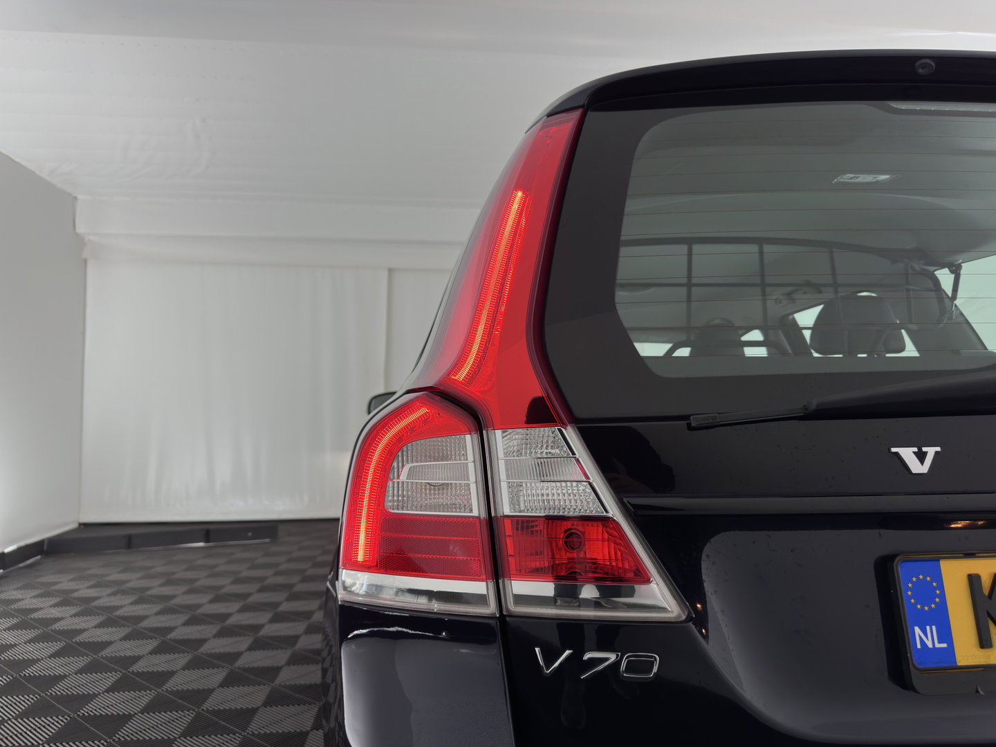 Volvo V70 2.0 D4 Momentum Aut. *LEATHER | XENON | HEATED-COMFORTSEATS | NAVI-FULLMAP | ECC | PDC | CRUISE | 17''ALU*