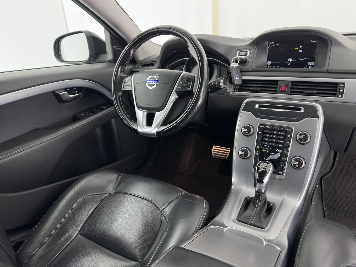 Volvo V70 2.0 D4 Momentum Aut. *LEATHER | XENON | HEATED-COMFORTSEATS | NAVI-FULLMAP | ECC | PDC | CRUISE | 17''ALU*