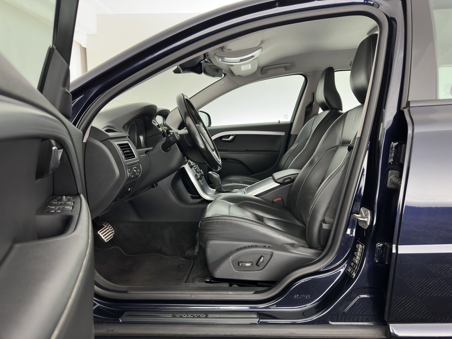 Volvo V70 2.0 D4 Momentum Aut. *LEATHER | XENON | HEATED-COMFORTSEATS | NAVI-FULLMAP | ECC | PDC | CRUISE | 17''ALU*