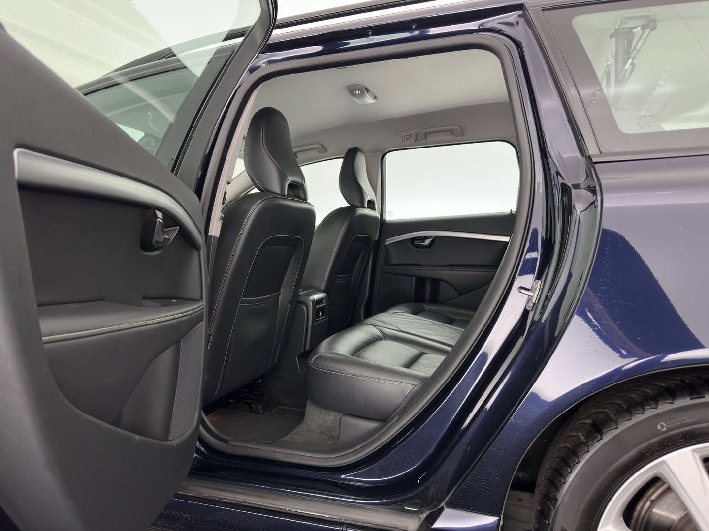 Volvo V70 2.0 D4 Momentum Aut. *LEATHER | XENON | HEATED-COMFORTSEATS | NAVI-FULLMAP | ECC | PDC | CRUISE | 17''ALU*