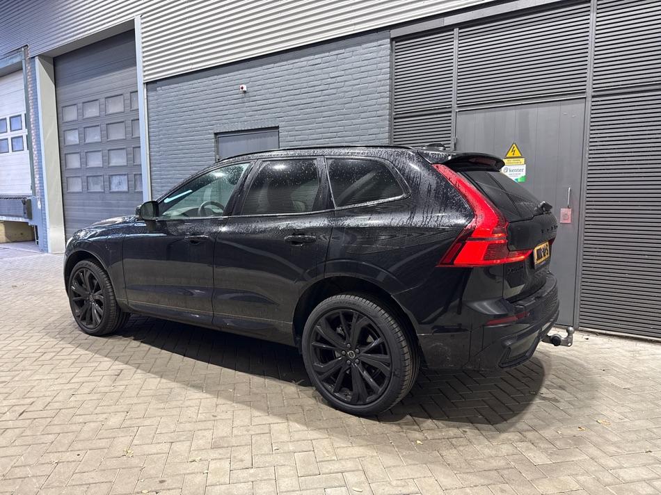 Volvo XC60 T8 Ultra Black Edition | Luchtvering | Bowers&Wilkins | Panoramadak | 360° Camera | Massage+Ventilatie | Head-Up | Trekhaak | BLIS | 21 Inch