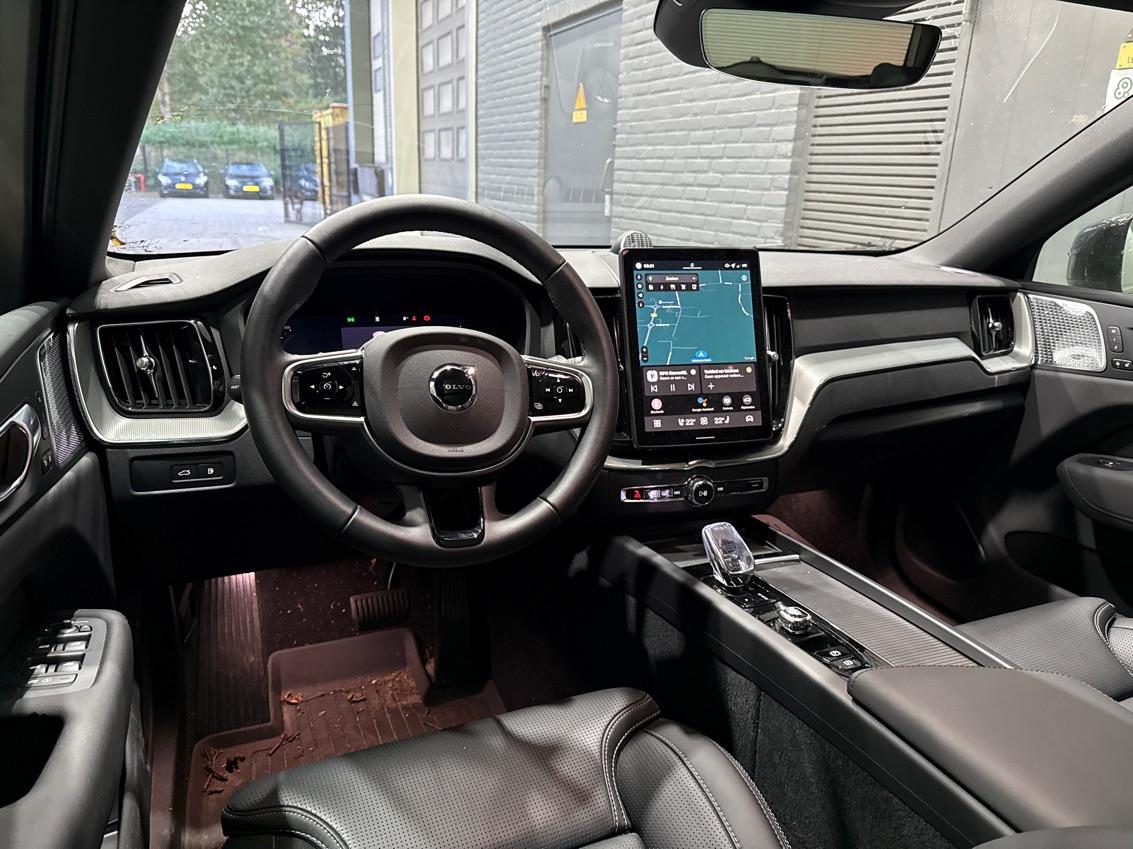 Volvo XC60 T8 Ultra Black Edition | Luchtvering | Bowers&Wilkins | Panoramadak | 360° Camera | Massage+Ventilatie | Head-Up | Trekhaak | BLIS | 21 Inch