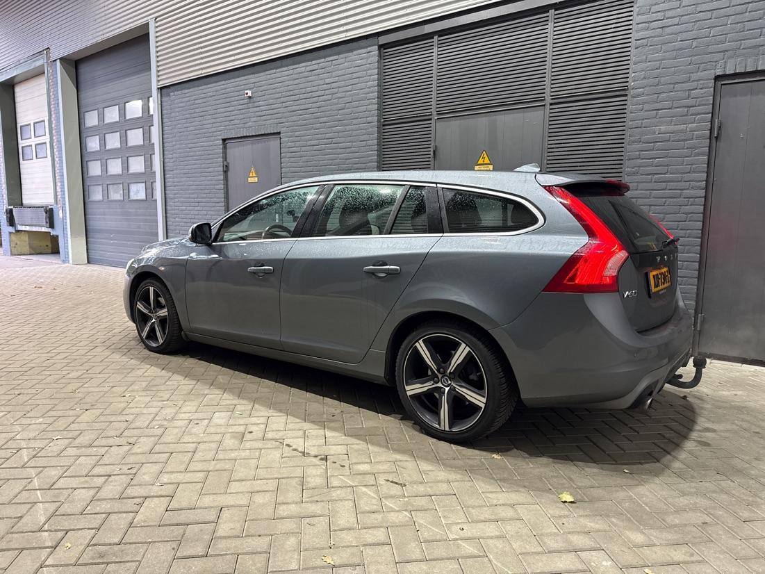 Volvo V60 T4 Business Sport R-Design | Trekhaak | Stoelverwarming | Navigatie | Cruise Control | 18 Inch