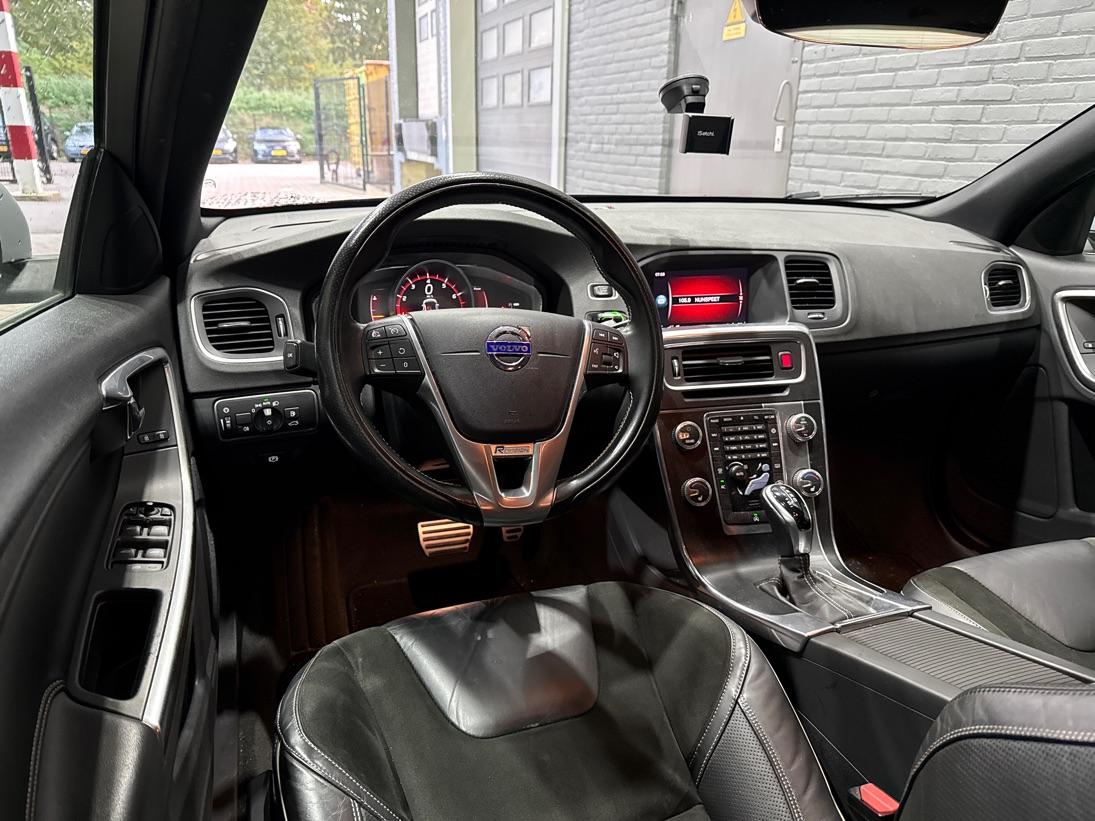 Volvo V60 T4 Business Sport R-Design | Trekhaak | Stoelverwarming | Navigatie | Cruise Control | 18 Inch