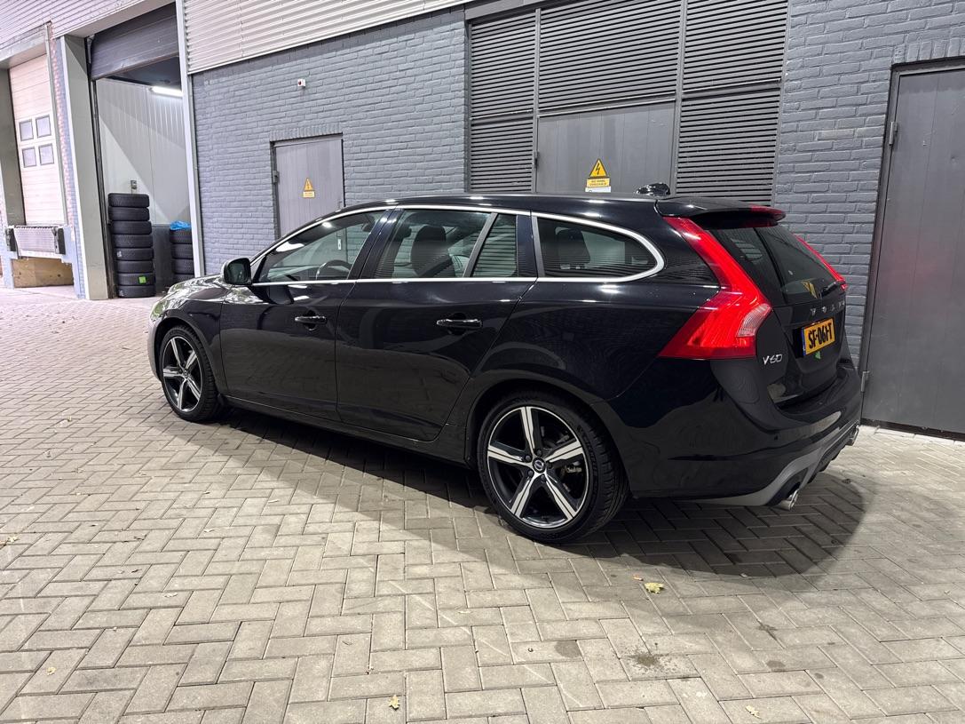 Volvo V60 T4 Business Sport R-Design | ACC | BLIS | Adaptieve Xenon | Stoelverwarming | Navigatie | 18 Inch