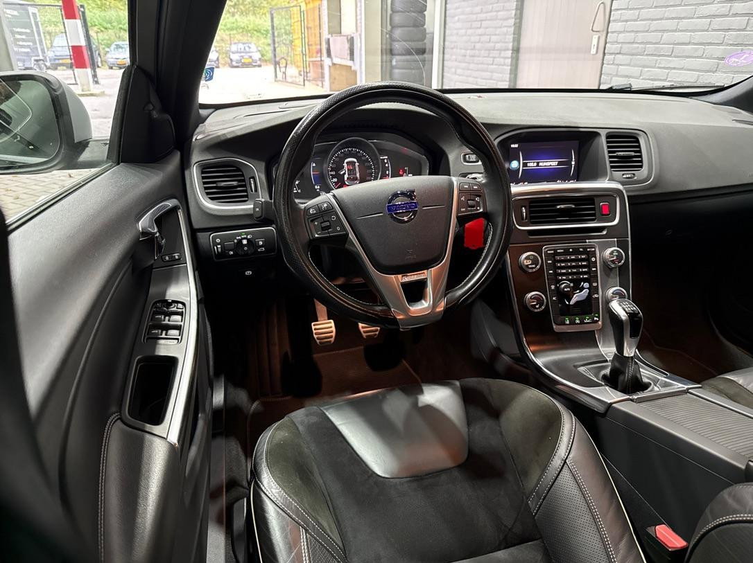 Volvo V60 T4 Business Sport R-Design | ACC | BLIS | Adaptieve Xenon | Stoelverwarming | Navigatie | 18 Inch