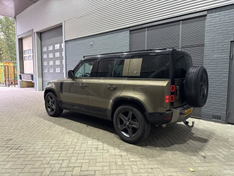Land Rover Defender 110 P400e X-Dynamic SE | Panoramadak | Trekhaak | Luchtvering | 360° Camera | Meridian | Stoel+Stuurverwarming | BLIS | ACC
