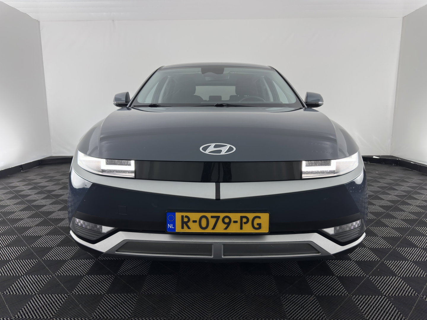 Hyundai IONIQ 5 Style 58 kWh (3-Fase-11kW) {SoH-86%} (INCL.BTW) *HEAT-PUMP | FULL-LED | ADAPTIVE-CRUISE | COMFORT-SEATS | CAMERA | KEYLESS | PRIVACY-GLASS | DAB+ | ECC | PDC | CRUISE | TOWBAR | 19''ALU*