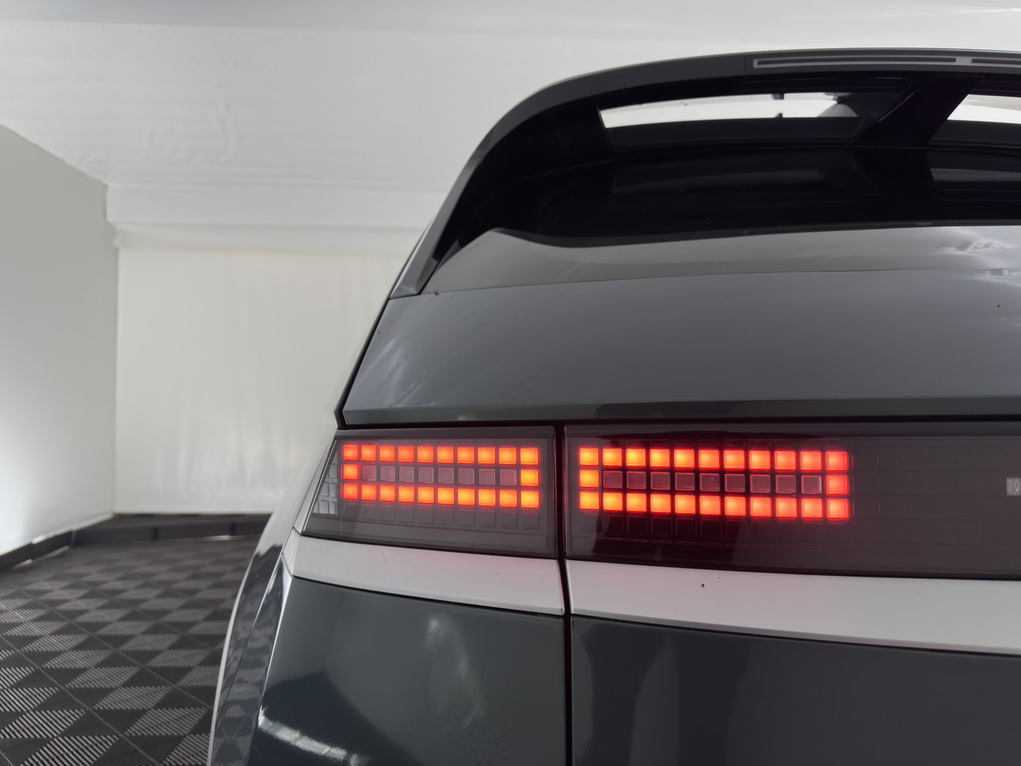 Hyundai IONIQ 5 Style 58 kWh (3-Fase-11kW) {SoH-86%} (INCL.BTW) *HEAT-PUMP | FULL-LED | ADAPTIVE-CRUISE | COMFORT-SEATS | CAMERA | KEYLESS | PRIVACY-GLASS | DAB+ | ECC | PDC | CRUISE | TOWBAR | 19''ALU*