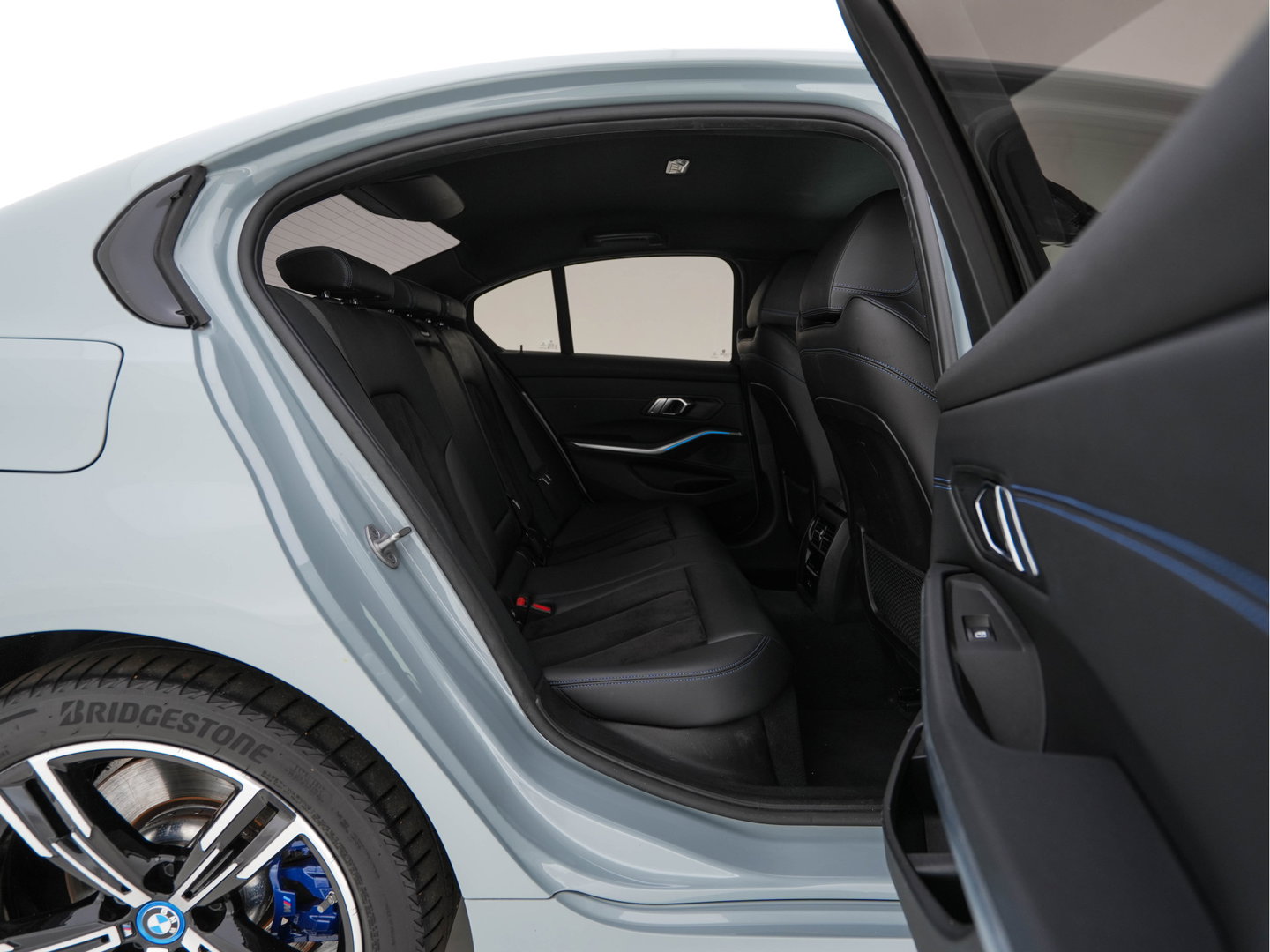 BMW 3-serie 320e M-Sportpack (Plug-in) (INCL.BTW) *LEATHER-MICROFIBRE | FULL-LED | SPORTSEATS | WIDESCREEN-DIGI-COCKPIT | AMBIENT-LIGHT | DAB+ | PRIVACY-GLASS | NAVI-FULLMAP | ECC | PDC | 18''ALU*