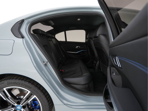 BMW 3-serie 320e M-Sportpack (Plug-in) (INCL.BTW) *LEATHER-MICROFIBRE | FULL-LED | SPORTSEATS | WIDESCREEN-DIGI-COCKPIT | AMBIENT-LIGHT | DAB+ | PRIVACY-GLASS | NAVI-FULLMAP | ECC | PDC | 18''ALU*