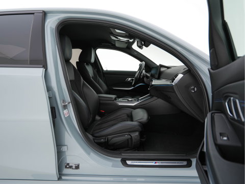 BMW 3-serie 320e M-Sportpack (Plug-in) (INCL.BTW) *LEATHER-MICROFIBRE | FULL-LED | SPORTSEATS | WIDESCREEN-DIGI-COCKPIT | AMBIENT-LIGHT | DAB+ | PRIVACY-GLASS | NAVI-FULLMAP | ECC | PDC | 18''ALU*