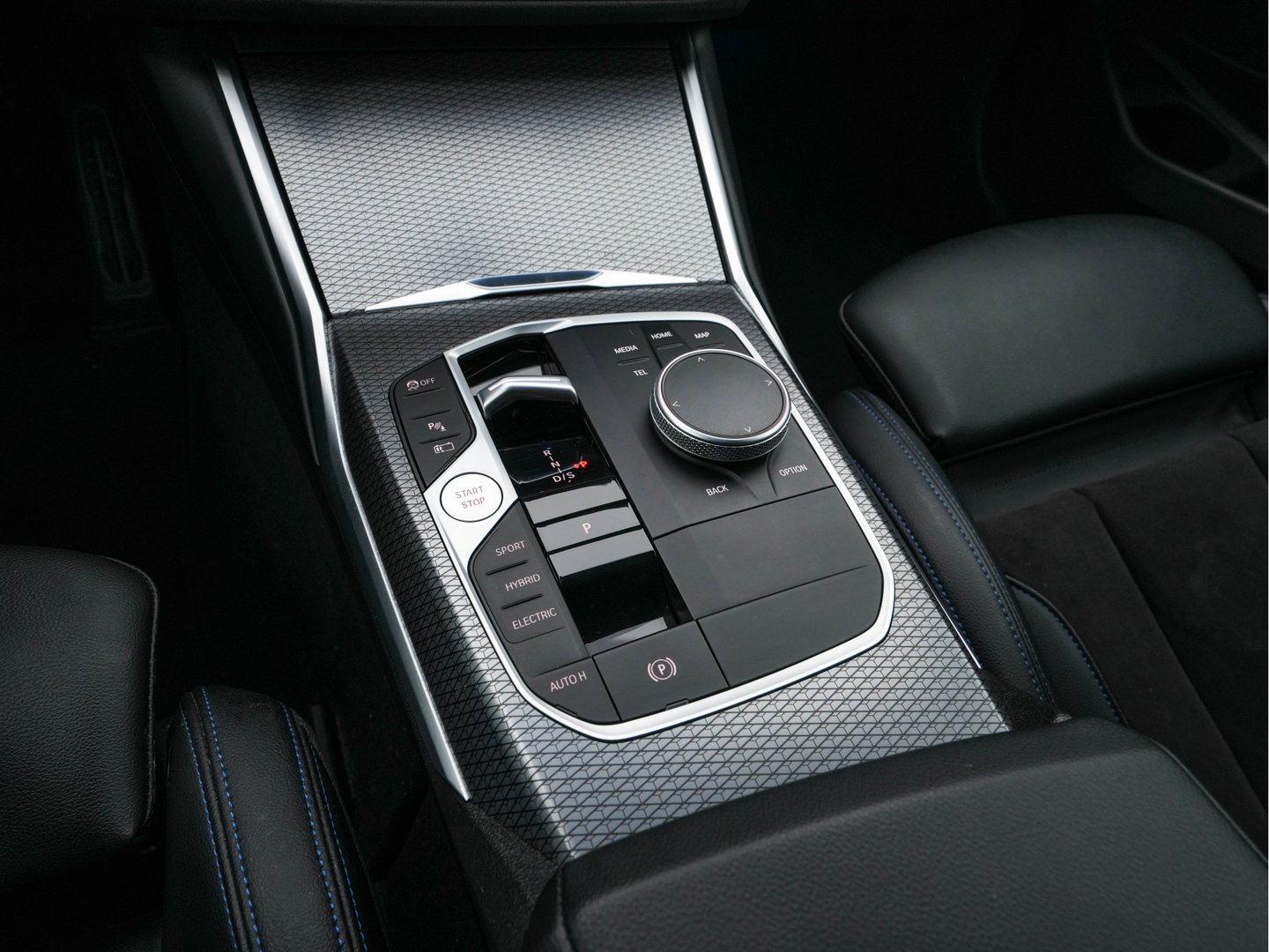 BMW 3-serie 320e M-Sportpack (Plug-in) (INCL.BTW) *LEATHER-MICROFIBRE | FULL-LED | SPORTSEATS | WIDESCREEN-DIGI-COCKPIT | AMBIENT-LIGHT | DAB+ | PRIVACY-GLASS | NAVI-FULLMAP | ECC | PDC | 18''ALU*