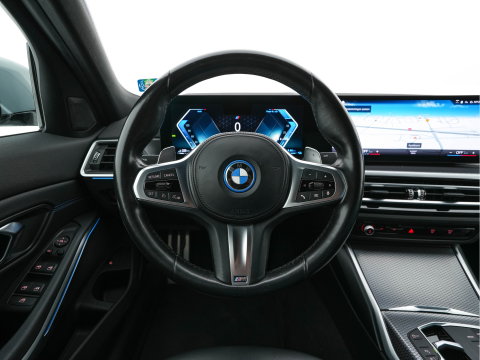 BMW 3-serie 320e M-Sportpack (Plug-in) (INCL.BTW) *LEATHER-MICROFIBRE | FULL-LED | SPORTSEATS | WIDESCREEN-DIGI-COCKPIT | AMBIENT-LIGHT | DAB+ | PRIVACY-GLASS | NAVI-FULLMAP | ECC | PDC | 18''ALU*