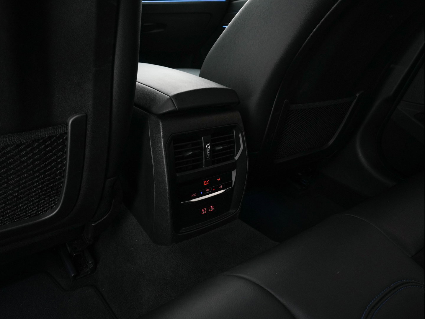 BMW 3-serie 320e M-Sportpack (Plug-in) (INCL.BTW) *LEATHER-MICROFIBRE | FULL-LED | SPORTSEATS | WIDESCREEN-DIGI-COCKPIT | AMBIENT-LIGHT | DAB+ | PRIVACY-GLASS | NAVI-FULLMAP | ECC | PDC | 18''ALU*