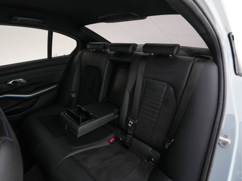 BMW 3-serie 320e M-Sportpack (Plug-in) (INCL.BTW) *LEATHER-MICROFIBRE | FULL-LED | SPORTSEATS | WIDESCREEN-DIGI-COCKPIT | AMBIENT-LIGHT | DAB+ | PRIVACY-GLASS | NAVI-FULLMAP | ECC | PDC | 18''ALU*
