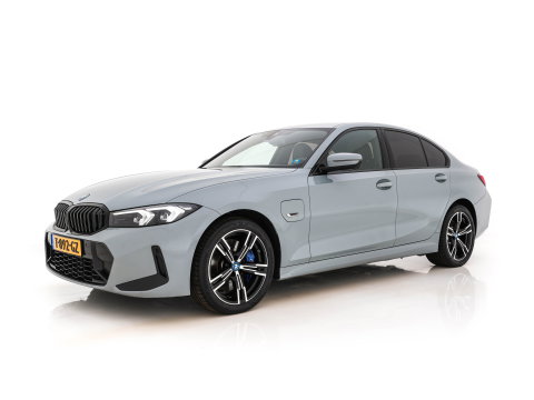 BMW 3-serie 320e M-Sportpack (Plug-in) (INCL.BTW) *LEATHER-MICROFIBRE | FULL-LED | SPORTSEATS | WIDESCREEN-DIGI-COCKPIT | AMBIENT-LIGHT | DAB+ | PRIVACY-GLASS | NAVI-FULLMAP | ECC | PDC | 18''ALU*
