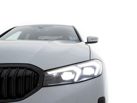 BMW 3-serie 320e M-Sportpack (Plug-in) (INCL.BTW) *LEATHER-MICROFIBRE | FULL-LED | SPORTSEATS | WIDESCREEN-DIGI-COCKPIT | AMBIENT-LIGHT | DAB+ | PRIVACY-GLASS | NAVI-FULLMAP | ECC | PDC | 18''ALU*