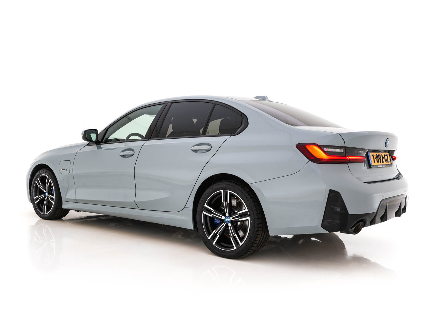 BMW 3-serie 320e M-Sportpack (Plug-in) (INCL.BTW) *LEATHER-MICROFIBRE | FULL-LED | SPORTSEATS | WIDESCREEN-DIGI-COCKPIT | AMBIENT-LIGHT | DAB+ | PRIVACY-GLASS | NAVI-FULLMAP | ECC | PDC | 18''ALU*
