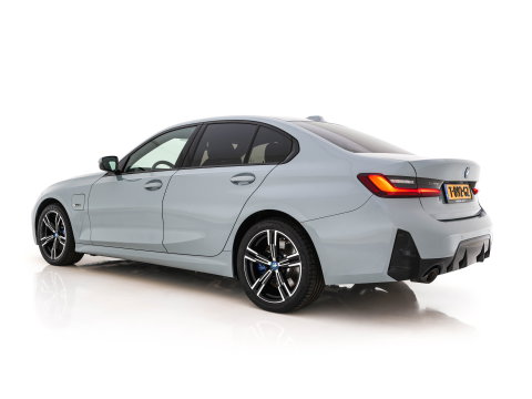 BMW 3-serie 320e M-Sportpack (Plug-in) (INCL.BTW) *LEATHER-MICROFIBRE | FULL-LED | SPORTSEATS | WIDESCREEN-DIGI-COCKPIT | AMBIENT-LIGHT | DAB+ | PRIVACY-GLASS | NAVI-FULLMAP | ECC | PDC | 18''ALU*