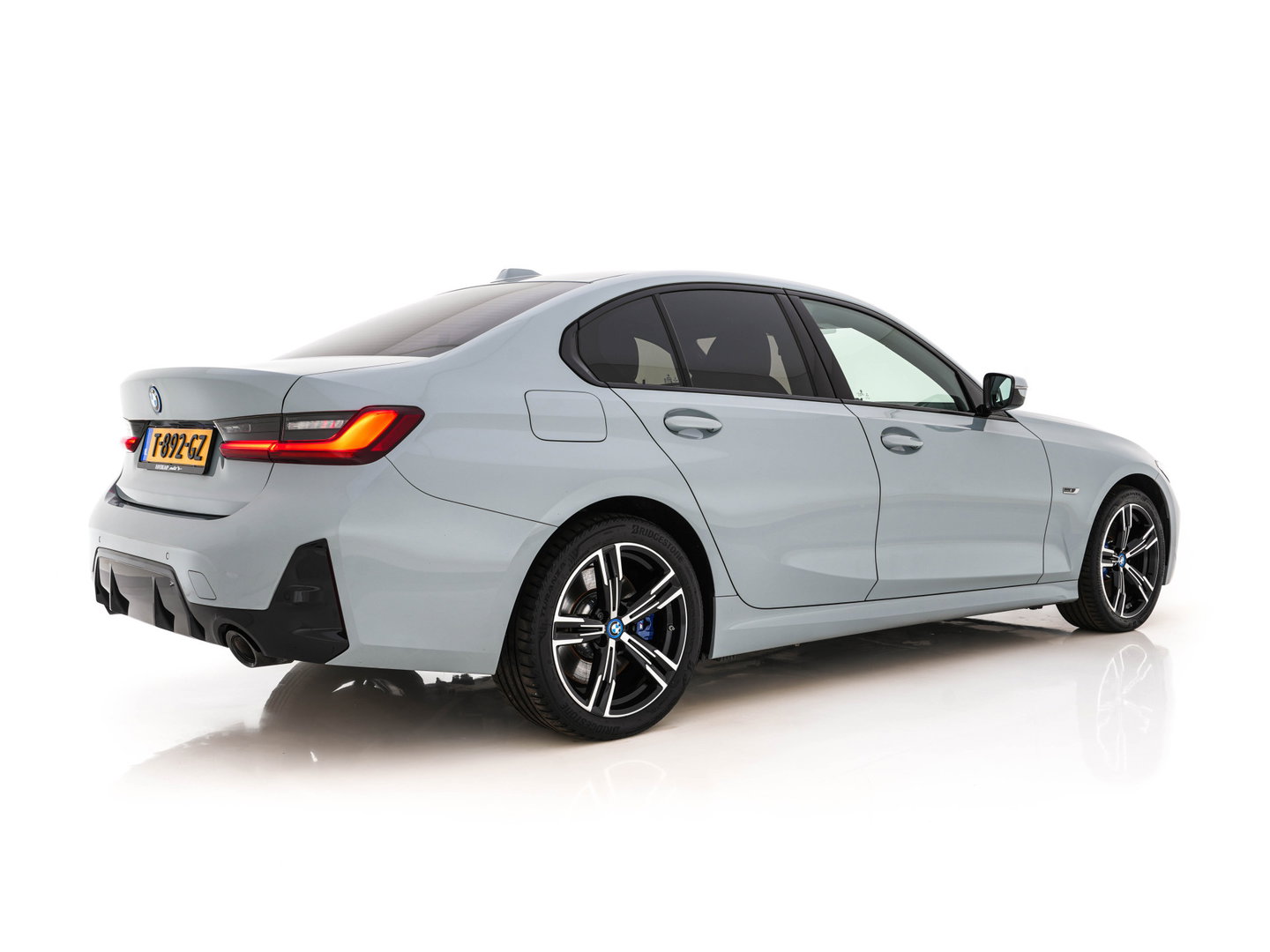 BMW 3-serie 320e M-Sportpack (Plug-in) (INCL.BTW) *LEATHER-MICROFIBRE | FULL-LED | SPORTSEATS | WIDESCREEN-DIGI-COCKPIT | AMBIENT-LIGHT | DAB+ | PRIVACY-GLASS | NAVI-FULLMAP | ECC | PDC | 18''ALU*