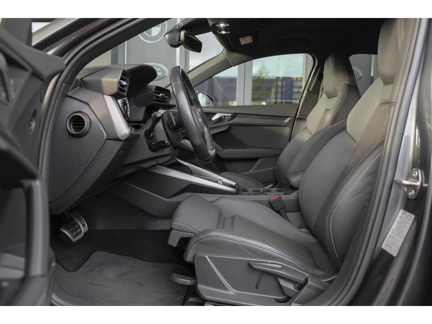 Audi A3 Sportback 35 TFSI 150pk S-line Carplay Virtual cockpit Sportstoelen Matrix 19" LMV S3 Black pack
