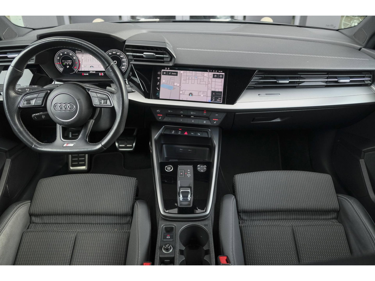 Audi A3 Sportback 35 TFSI 150pk S-line Carplay Virtual cockpit Sportstoelen Matrix 19" LMV S3 Black pack