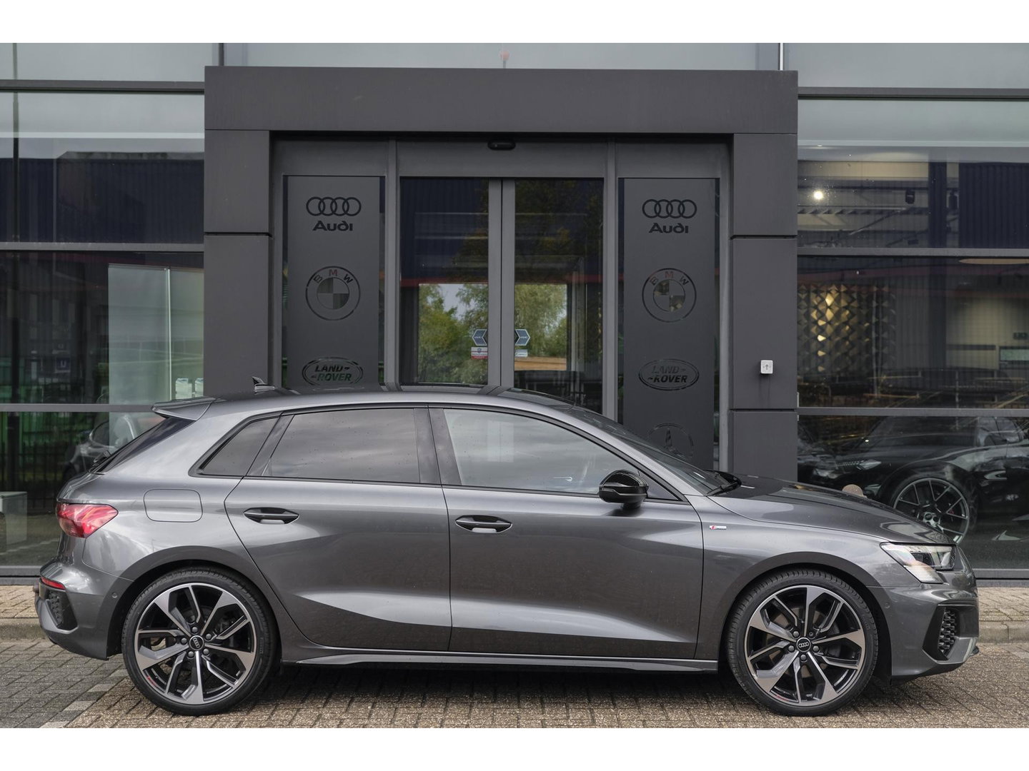 Audi A3 Sportback 35 TFSI 150pk S-line Carplay Virtual cockpit Sportstoelen Matrix 19" LMV S3 Black pack