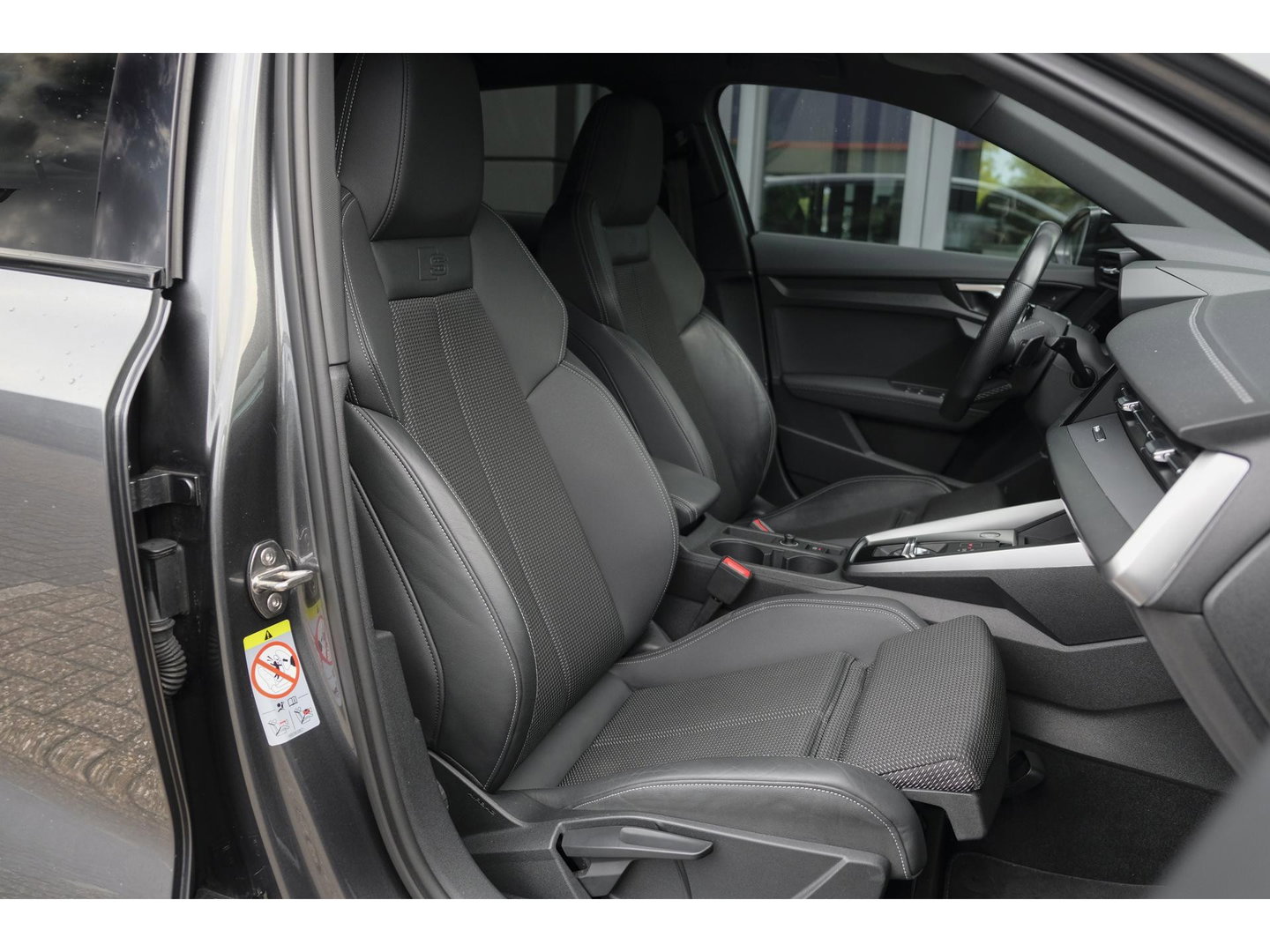 Audi A3 Sportback 35 TFSI 150pk S-line Carplay Virtual cockpit Sportstoelen Matrix 19" LMV S3 Black pack