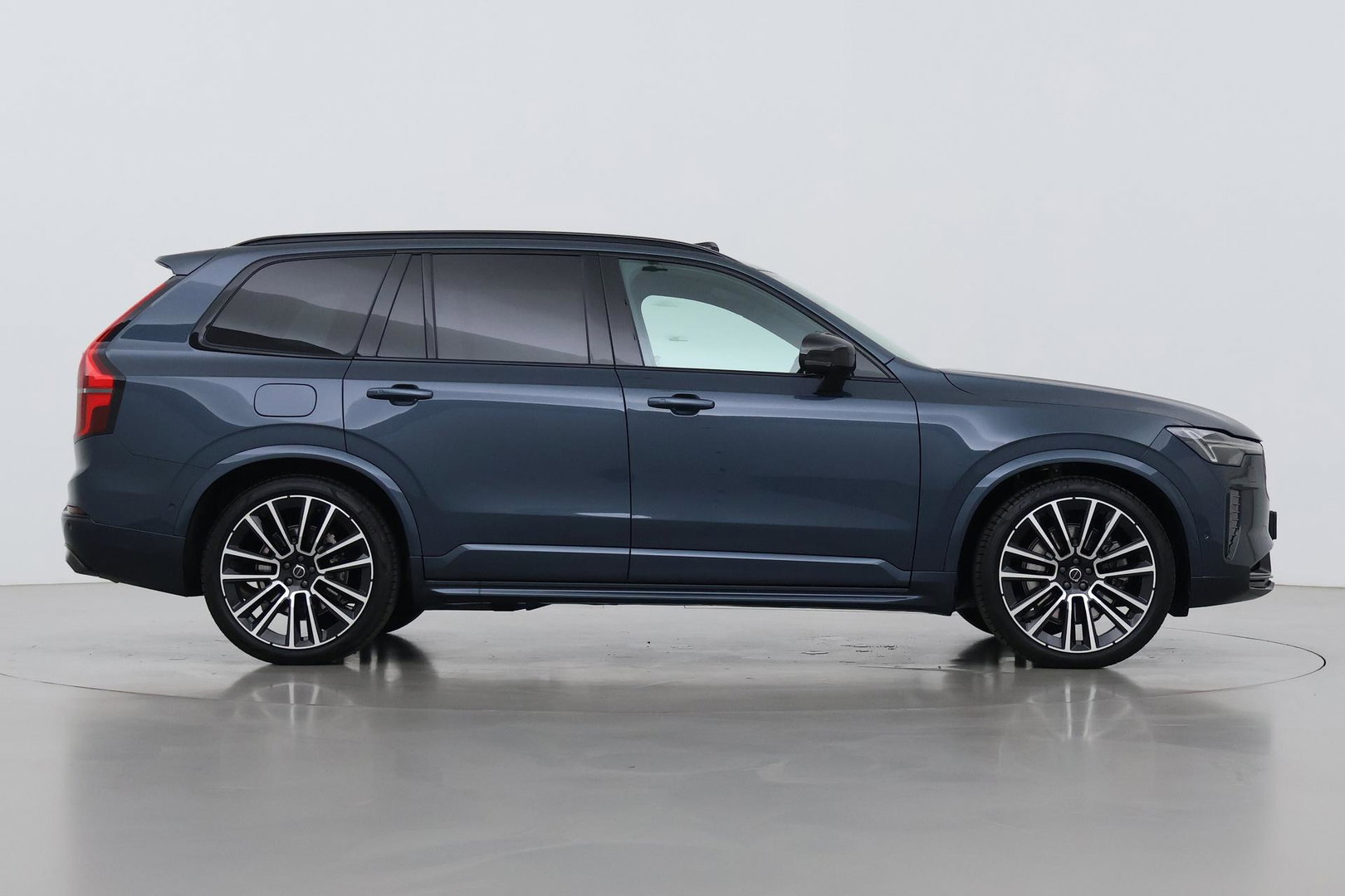 Volvo XC90 T8 Ultra Dark | 22 Inch | B&W | Luchtvering | Panoramadak | 360° Camera | Trekhaak | Head-Up | Massage