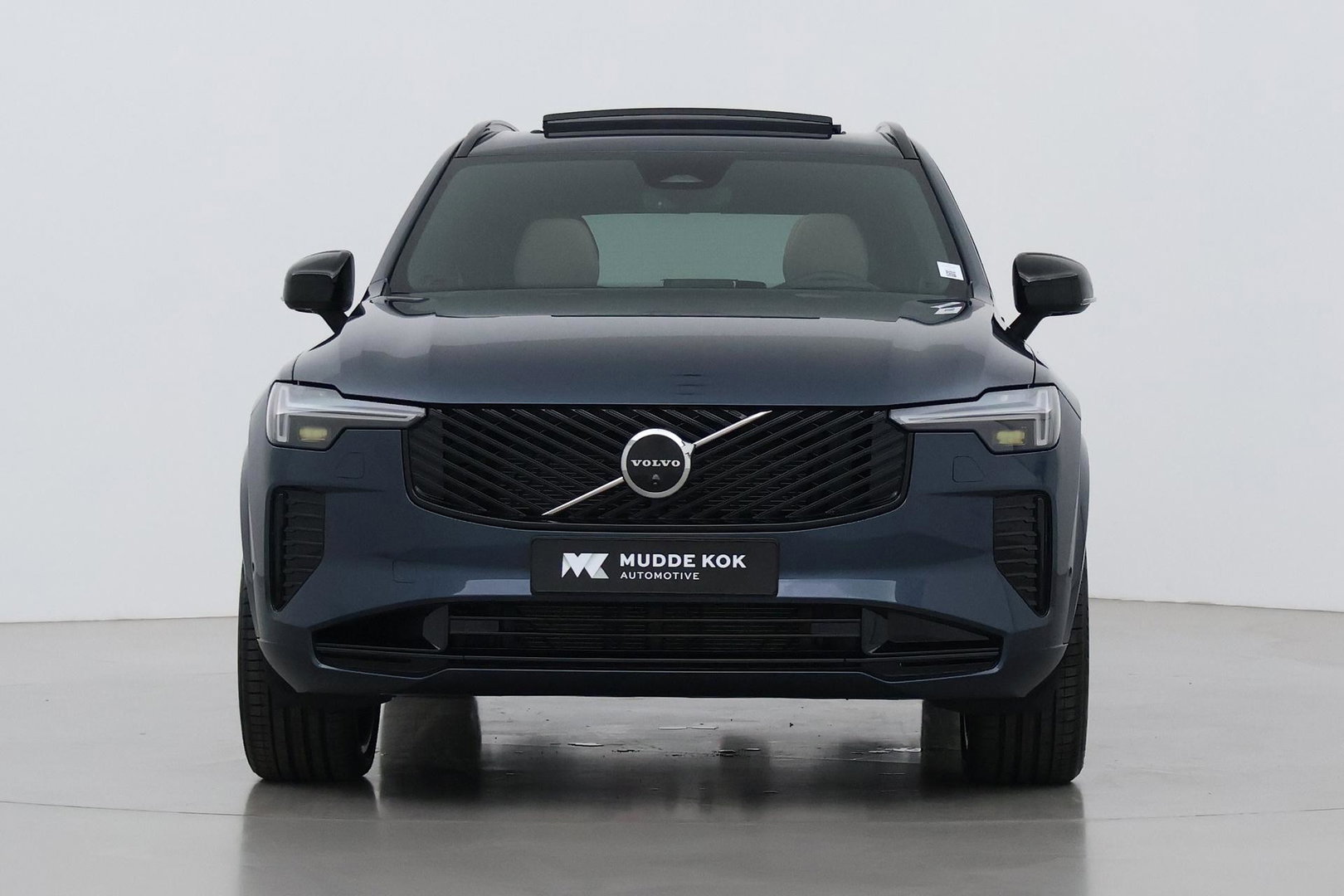 Volvo XC90 T8 Ultra Dark | 22 Inch | B&W | Luchtvering | Panoramadak | 360° Camera | Trekhaak | Head-Up | Massage