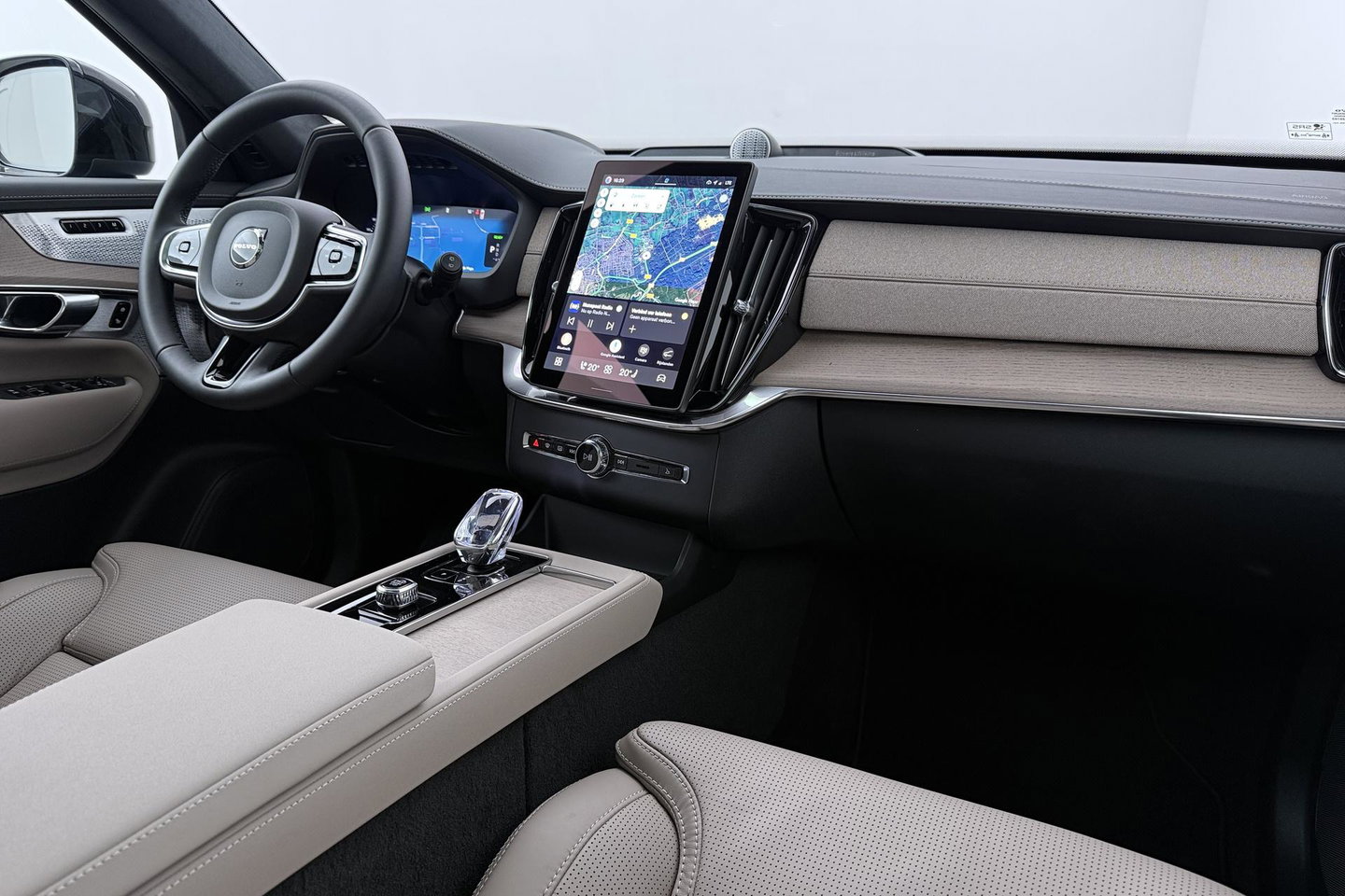 Volvo XC90 T8 Ultra Dark | 22 Inch | B&W | Luchtvering | Panoramadak | 360° Camera | Trekhaak | Head-Up | Massage