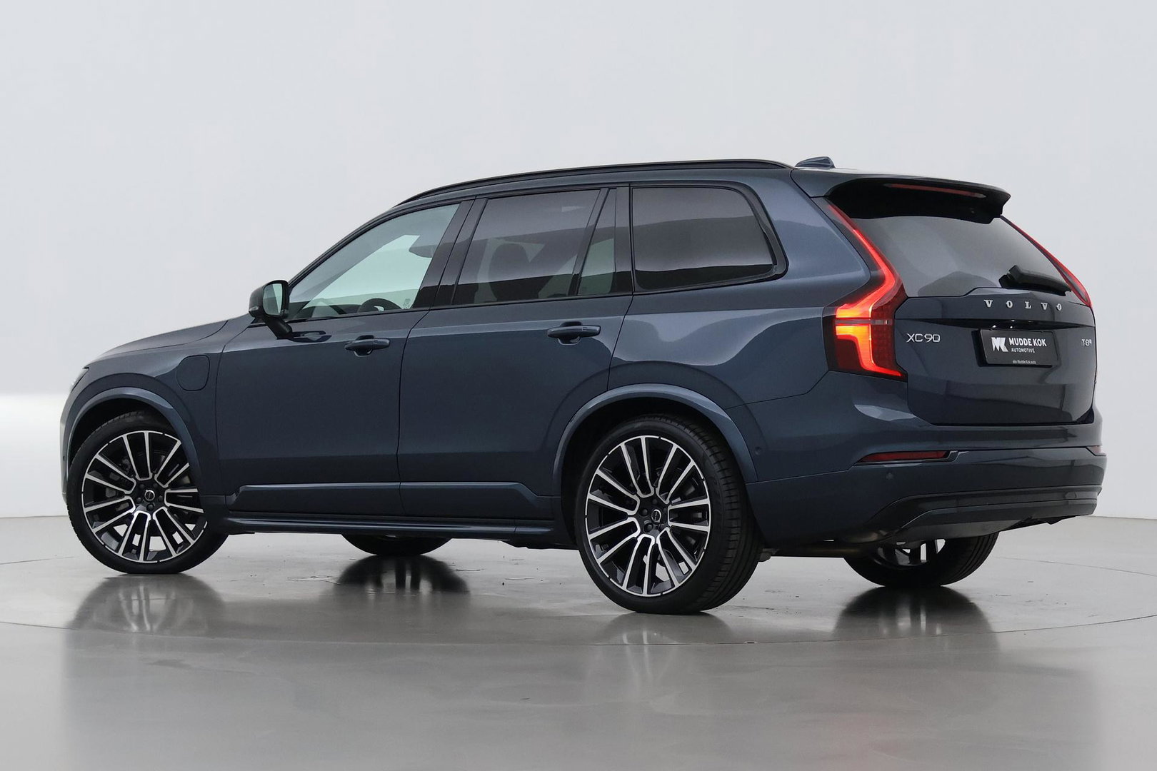 Volvo XC90 T8 Ultra Dark | 22 Inch | B&W | Luchtvering | Panoramadak | 360° Camera | Trekhaak | Head-Up | Massage