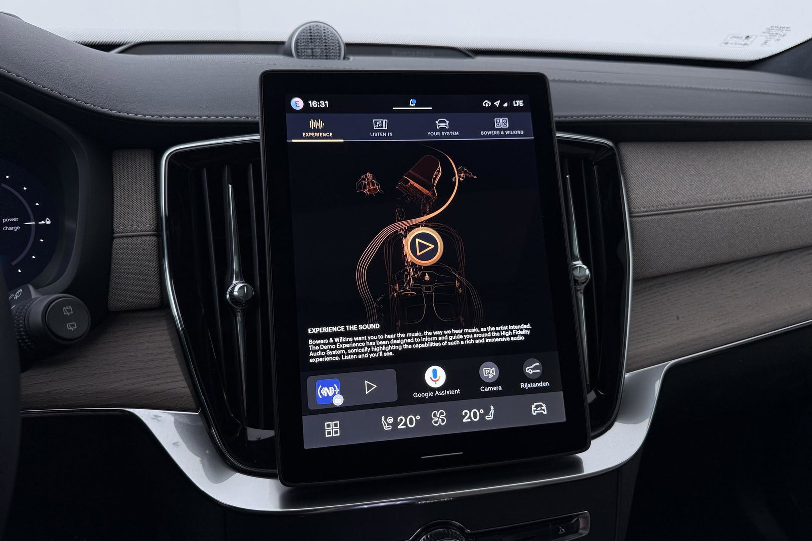 Volvo XC90 T8 Ultra Dark | 22 Inch | B&W | Luchtvering | Panoramadak | 360° Camera | Trekhaak | Head-Up | Massage