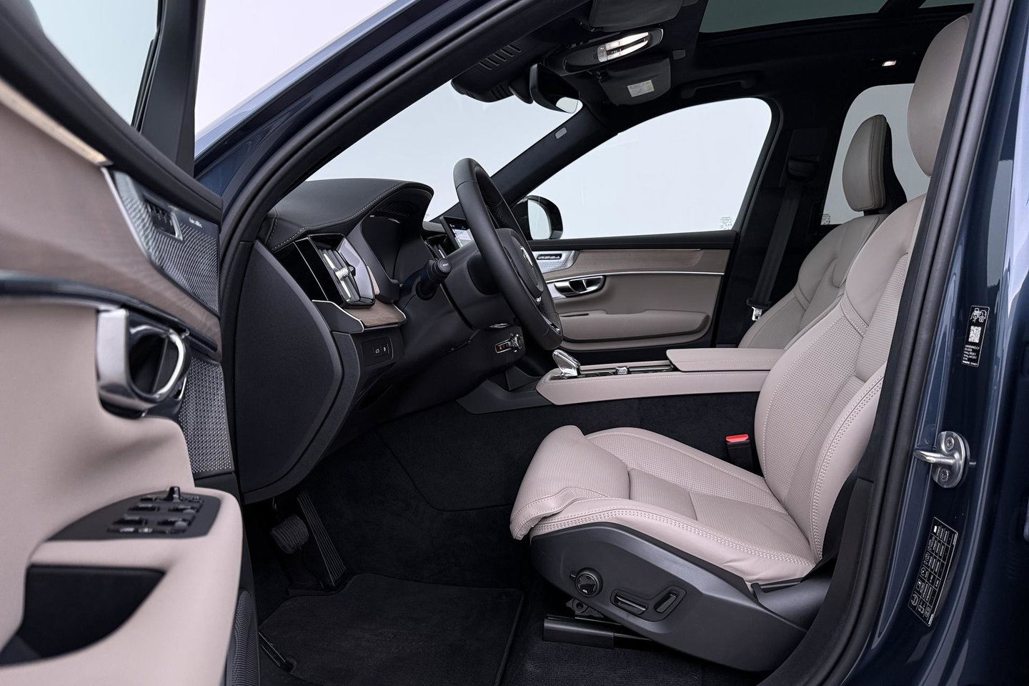 Volvo XC90 T8 Ultra Dark | 22 Inch | B&W | Luchtvering | Panoramadak | 360° Camera | Trekhaak | Head-Up | Massage