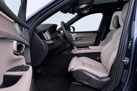 Volvo XC90 T8 Ultra Dark | 22 Inch | B&W | Luchtvering | Panoramadak | 360° Camera | Trekhaak | Head-Up | Massage