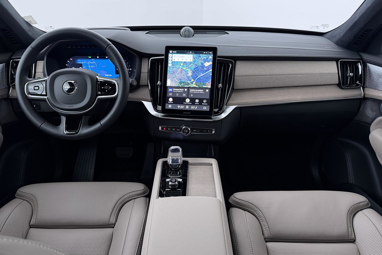 Volvo XC90 T8 Ultra Dark | 22 Inch | B&W | Luchtvering | Panoramadak | 360° Camera | Trekhaak | Head-Up | Massage