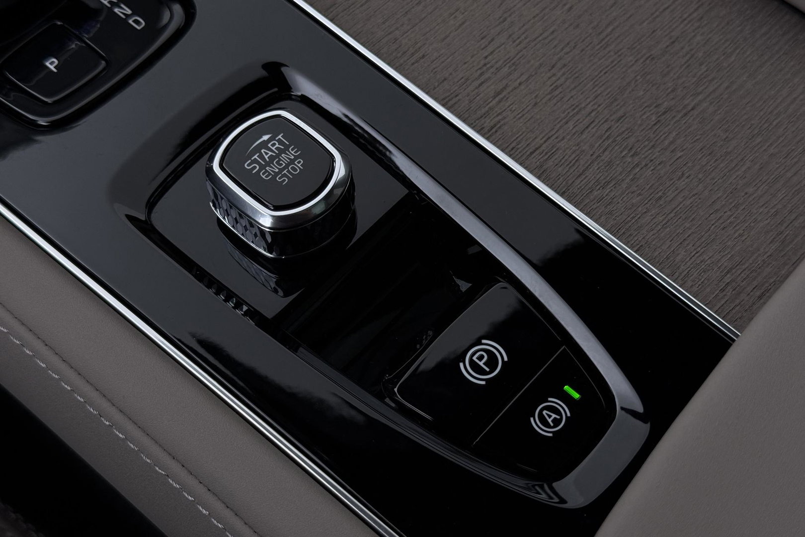 Volvo XC90 T8 Ultra Dark | 22 Inch | B&W | Luchtvering | Panoramadak | 360° Camera | Trekhaak | Head-Up | Massage