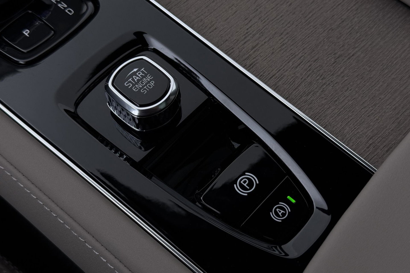 Volvo XC90 T8 Ultra Dark | 22 Inch | B&W | Luchtvering | Panoramadak | 360° Camera | Trekhaak | Head-Up | Massage