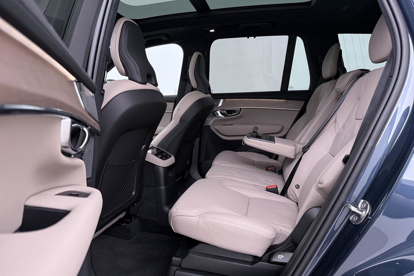 Volvo XC90 T8 Ultra Dark | 22 Inch | B&W | Luchtvering | Panoramadak | 360° Camera | Trekhaak | Head-Up | Massage