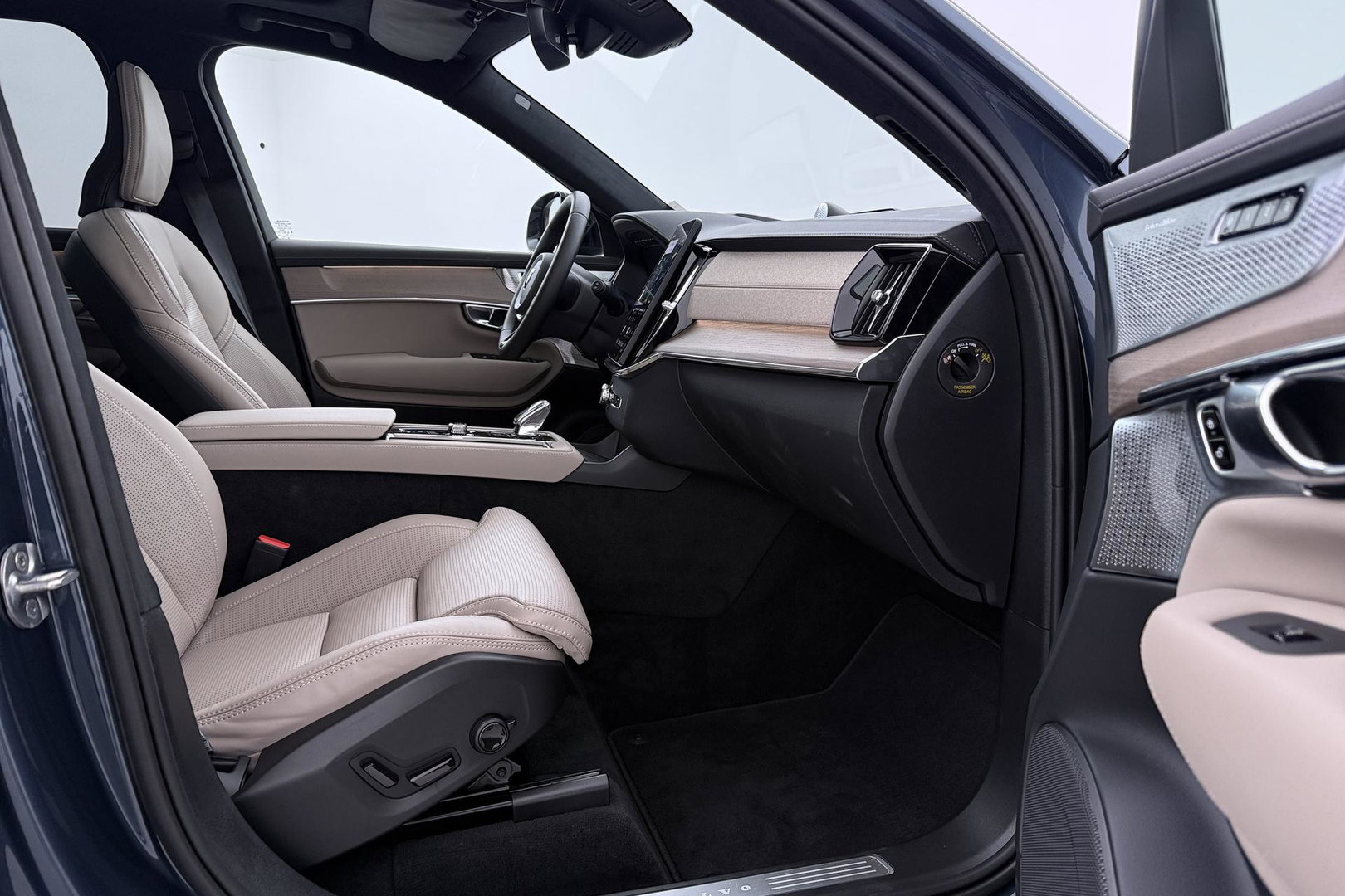 Volvo XC90 T8 Ultra Dark | 22 Inch | B&W | Luchtvering | Panoramadak | 360° Camera | Trekhaak | Head-Up | Massage