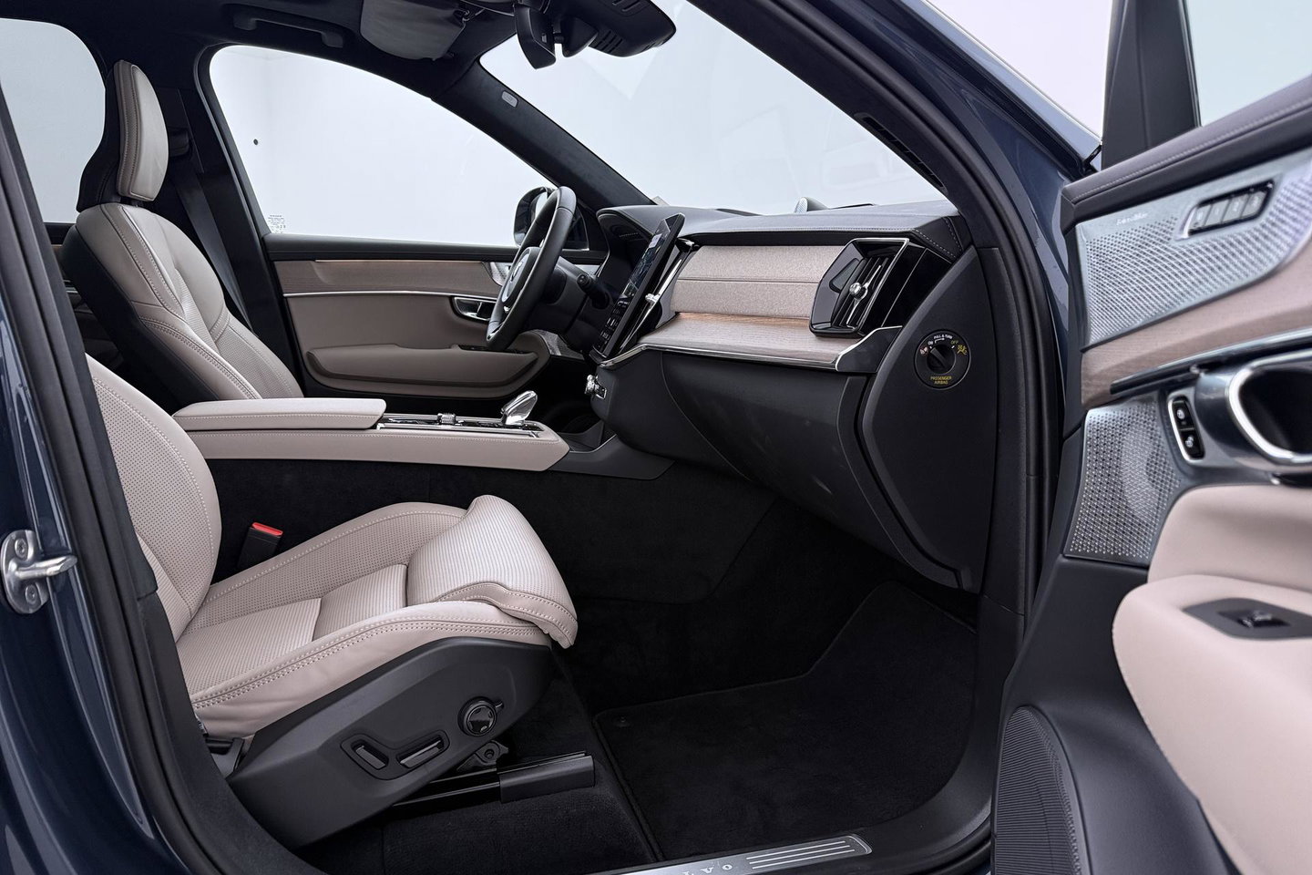 Volvo XC90 T8 Ultra Dark | 22 Inch | B&W | Luchtvering | Panoramadak | 360° Camera | Trekhaak | Head-Up | Massage
