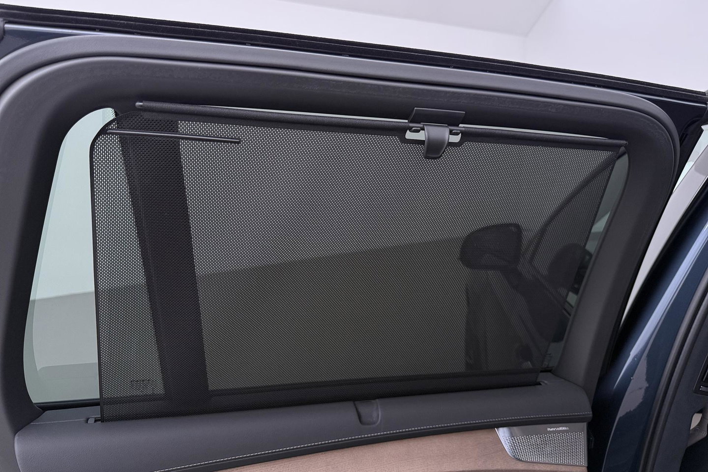 Volvo XC90 T8 Ultra Dark | 22 Inch | B&W | Luchtvering | Panoramadak | 360° Camera | Trekhaak | Head-Up | Massage