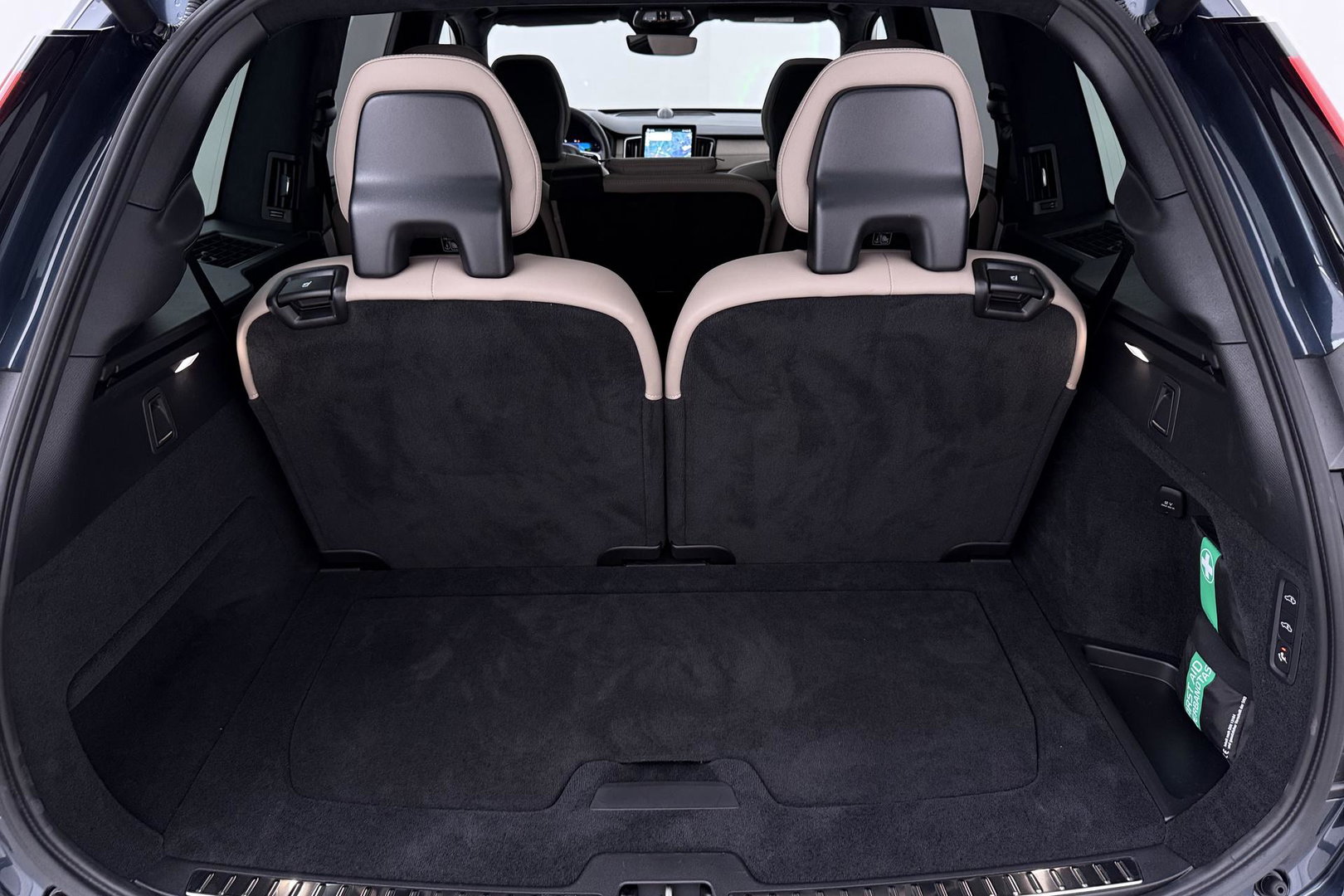 Volvo XC90 T8 Ultra Dark | 22 Inch | B&W | Luchtvering | Panoramadak | 360° Camera | Trekhaak | Head-Up | Massage