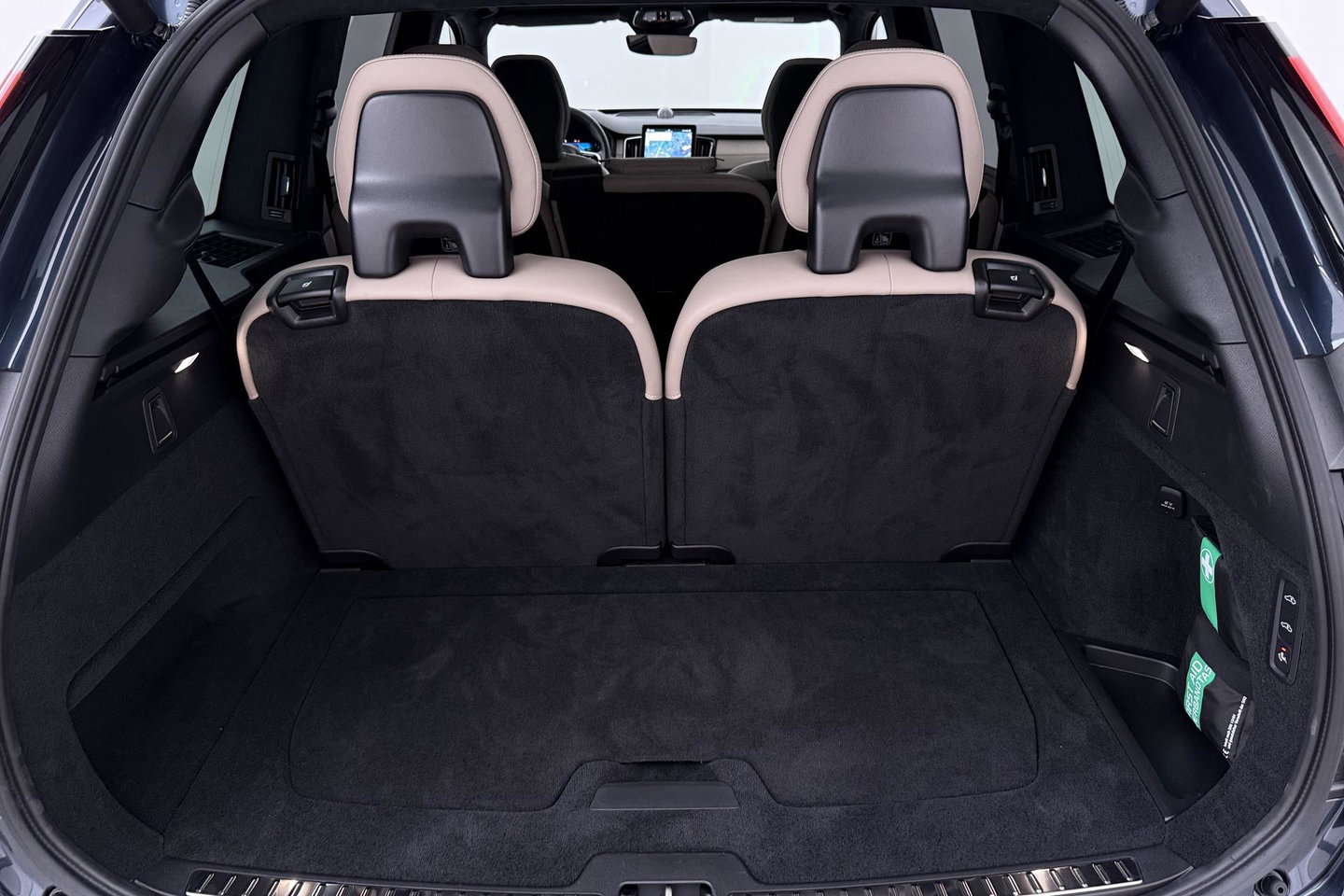 Volvo XC90 T8 Ultra Dark | 22 Inch | B&W | Luchtvering | Panoramadak | 360° Camera | Trekhaak | Head-Up | Massage