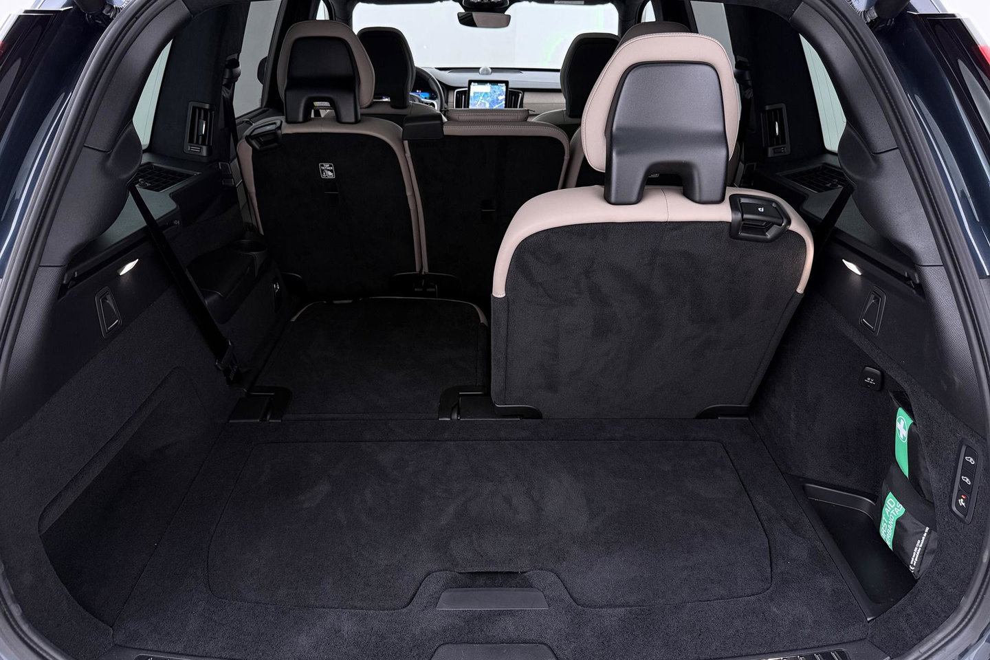 Volvo XC90 T8 Ultra Dark | 22 Inch | B&W | Luchtvering | Panoramadak | 360° Camera | Trekhaak | Head-Up | Massage