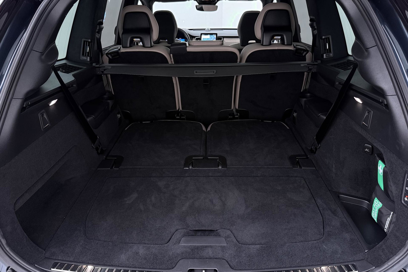 Volvo XC90 T8 Ultra Dark | 22 Inch | B&W | Luchtvering | Panoramadak | 360° Camera | Trekhaak | Head-Up | Massage