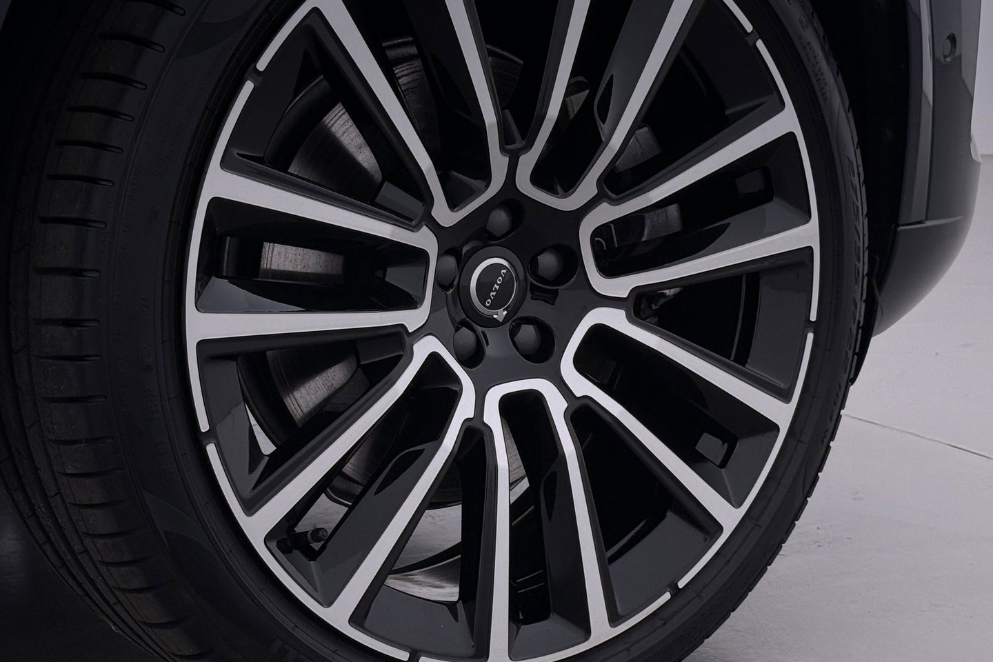 Volvo XC90 T8 Ultra Dark | 22 Inch | B&W | Luchtvering | Panoramadak | 360° Camera | Trekhaak | Head-Up | Massage