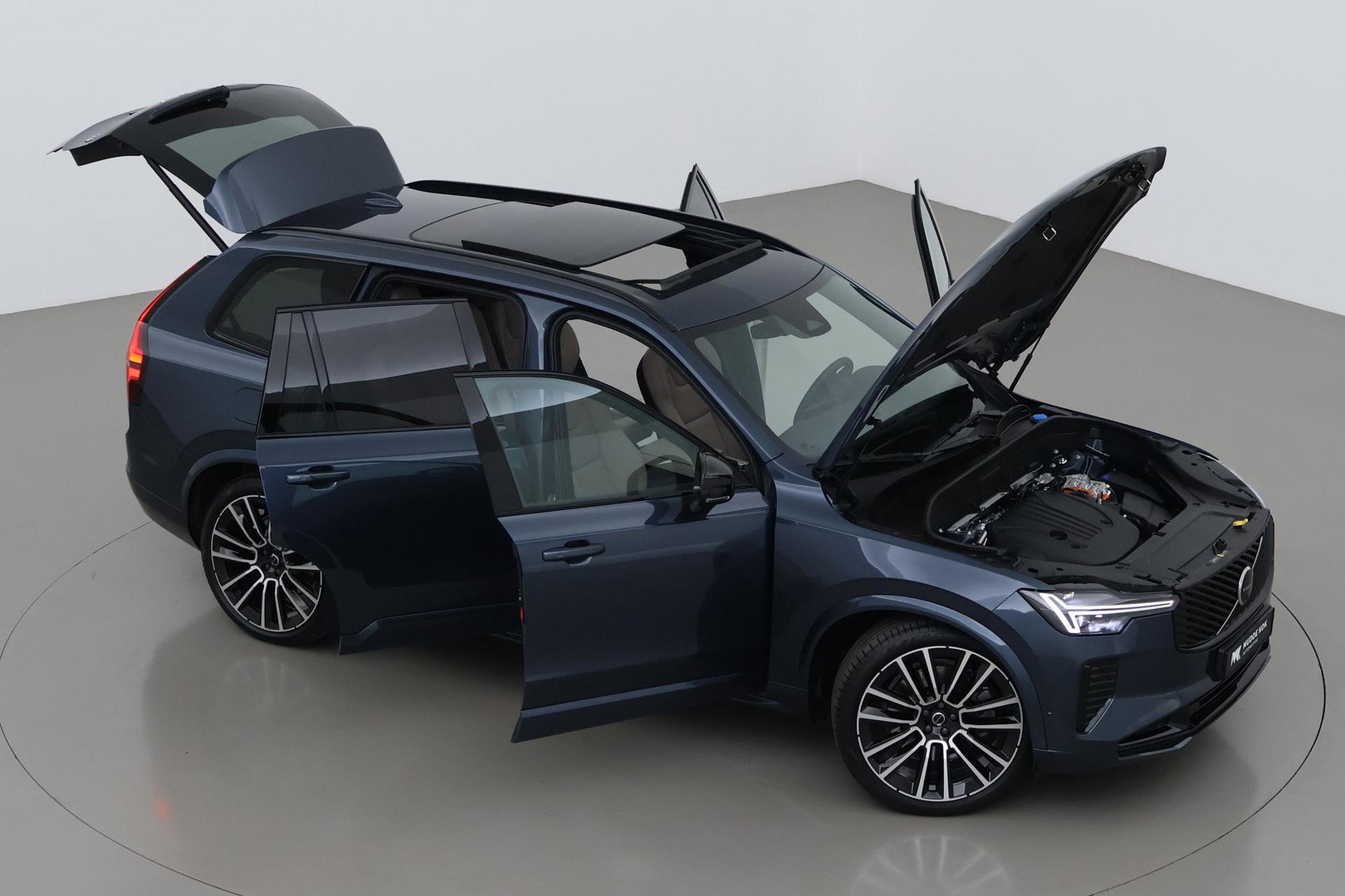 Volvo XC90 T8 Ultra Dark | 22 Inch | B&W | Luchtvering | Panoramadak | 360° Camera | Trekhaak | Head-Up | Massage