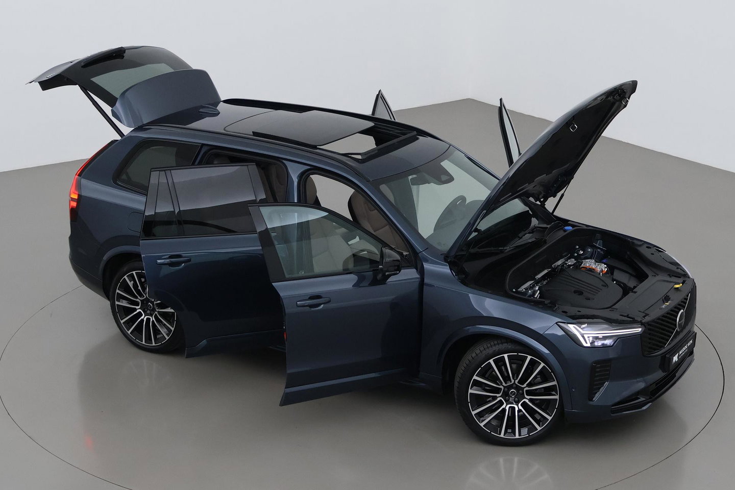 Volvo XC90 T8 Ultra Dark | 22 Inch | B&W | Luchtvering | Panoramadak | 360° Camera | Trekhaak | Head-Up | Massage